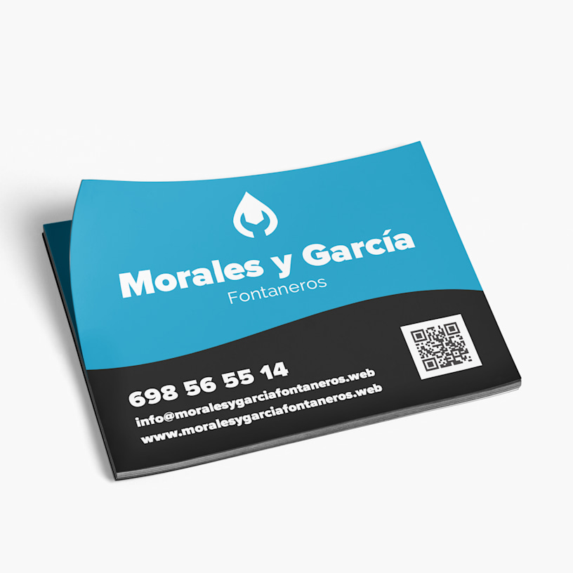 Un conjunto de postales imantadas de un servicio de plomería, con su nombre, logotipo y detalles de contacto.