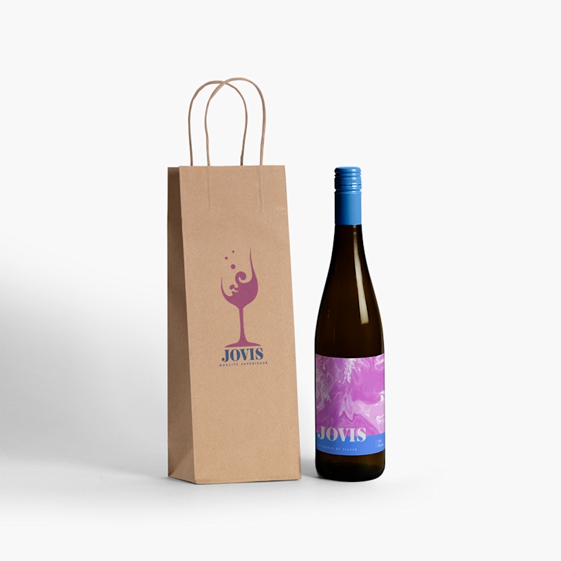 Un sac à vin en papier kraft marron, présenté à côté d’une bouteille de vin.