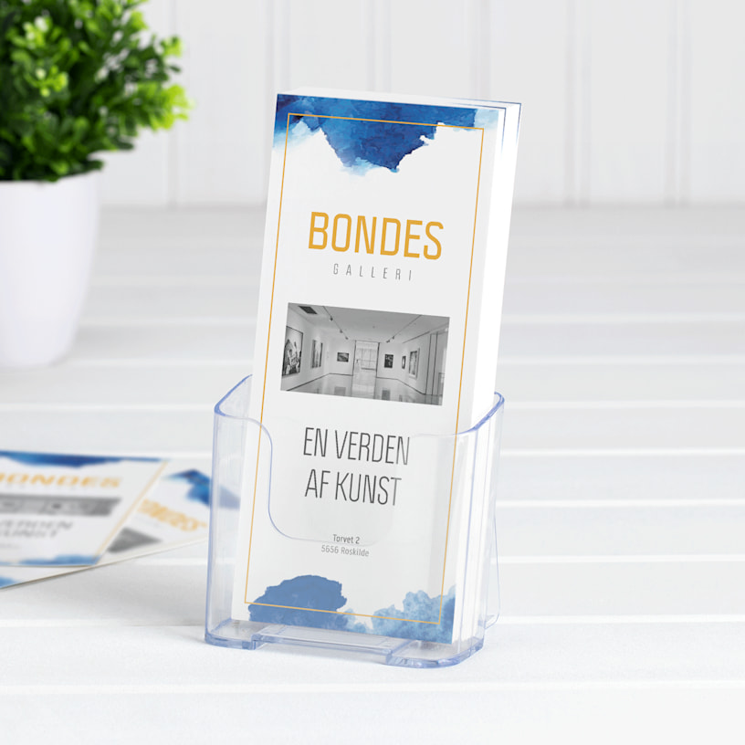 En brochureholder i DL-plast, der viser en stak galleribrochurer.