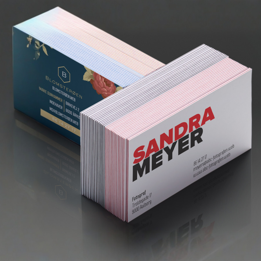 To stakke trelagsvisitkort til to forskellige virksomheder.