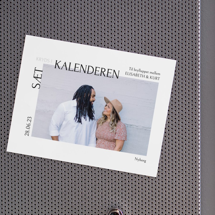 En sæt-kryds-i-kalenderen-magnet med et foto af et par. 