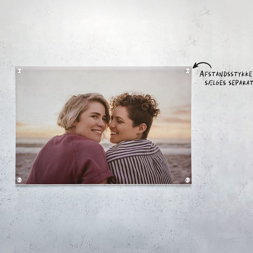 Akrylglas med tryk med et ungt par på stranden. 