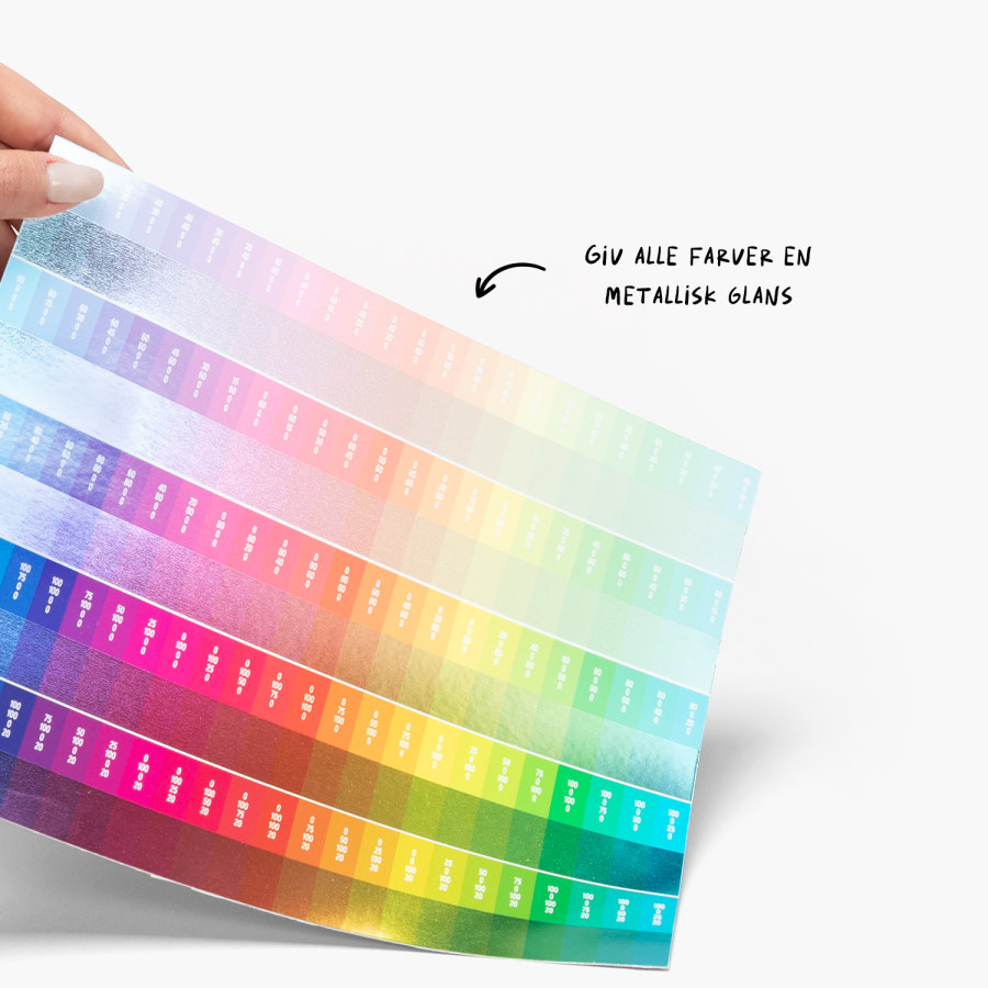 En hånd holder en farvepalet, hvilket indikerer, at kunderne kan vælge en hvilken som helst farve for at tilføje en metallisk glans.
