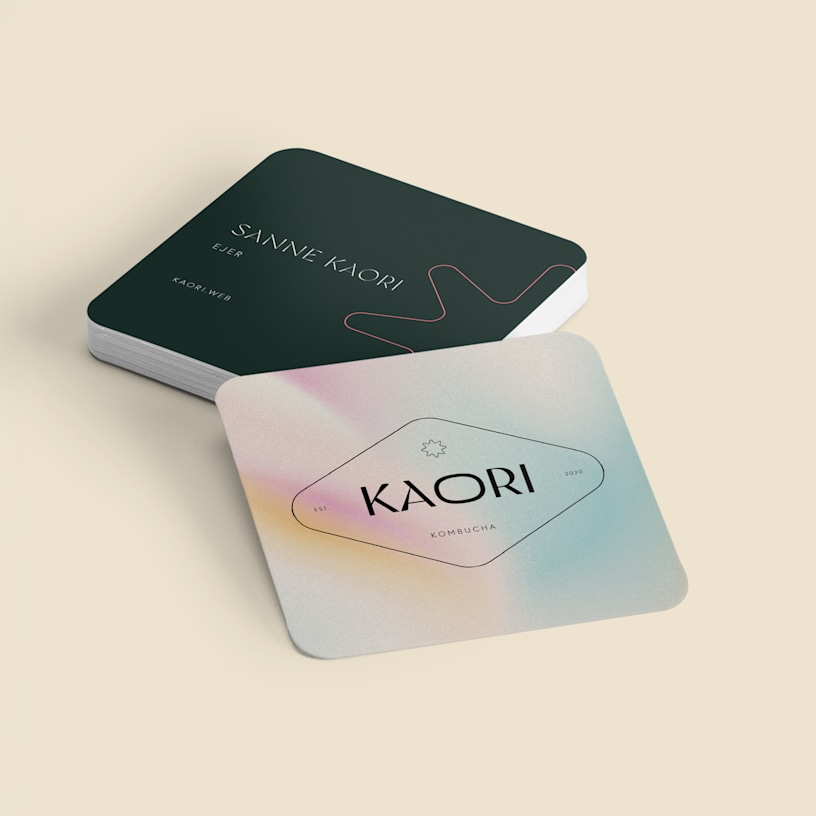 For- og bagside af firkantede visitkort med afrundede hjørner til en drikkevarevirksomhed.