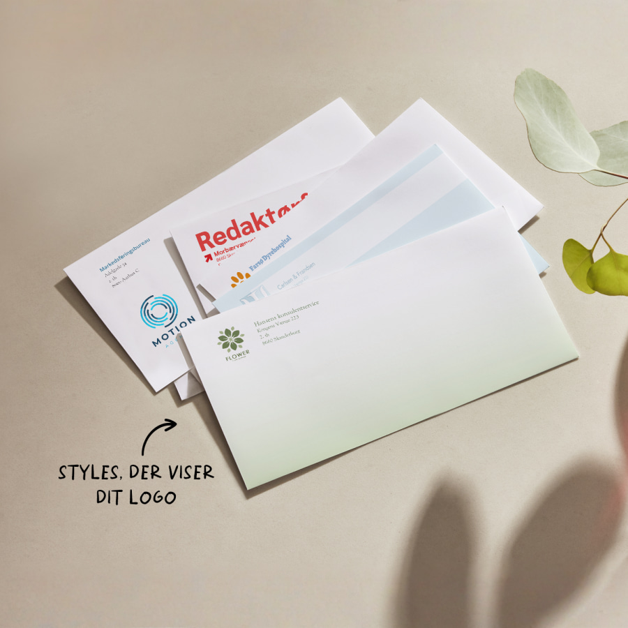 En samling DL-konvolutter tilpasset til forskellige virksomheder med en note om, at der findes design, som fremviser dit logo.