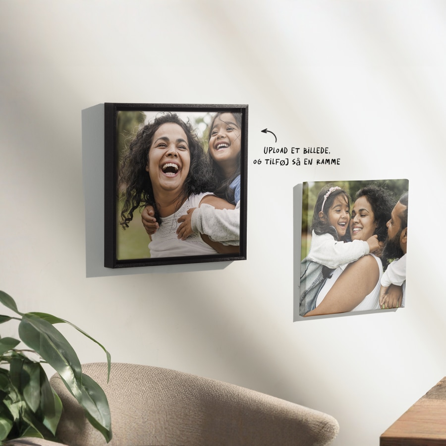 To personlige lærreder på en væg med familiefotos, med en bemærkning om, at du har mulighed for at uploade dit billede og derefter tilføje en ramme til dit lærred. 