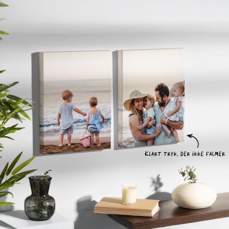 To personlige lærreder på en væg med fotos af en familie på stranden, med en bemærkning om, at lærrederne er trykt med et klart tryk, der ikke falmer. 