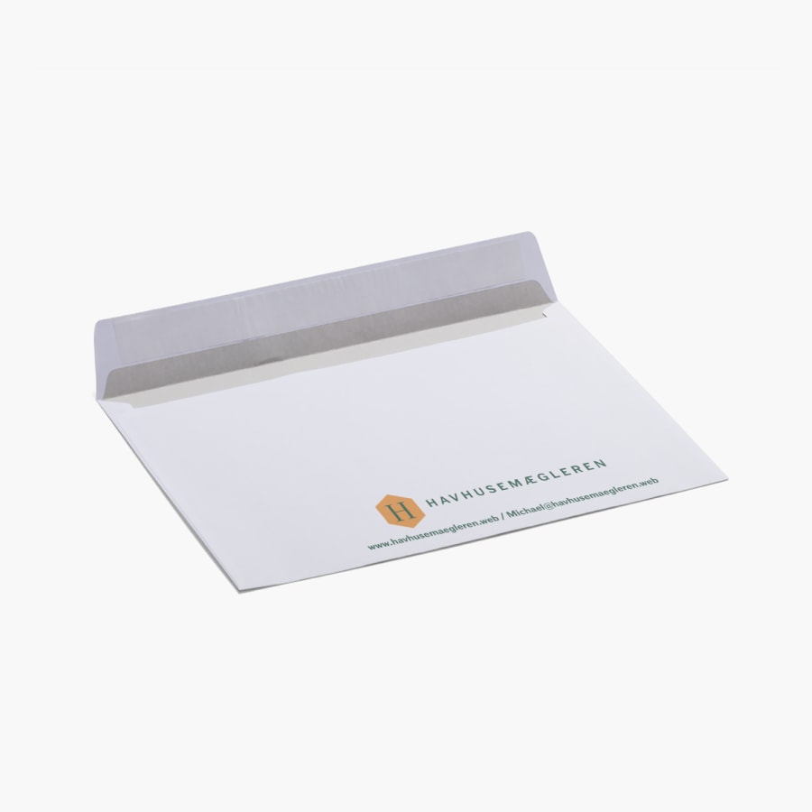 En åben rudekuvert, der viser et firmalogo og en webadresse trykt på bagsiden.