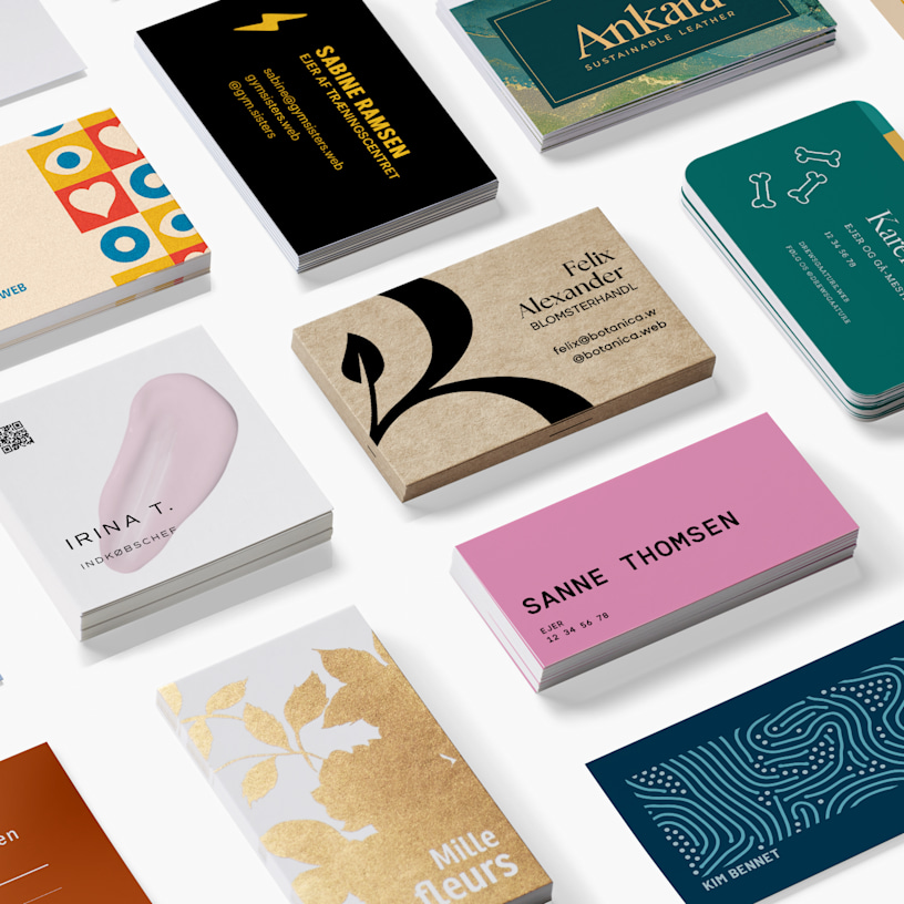 En flot samling af standarddesign til visitkort er pænt arrangeret på en hvid overflade.