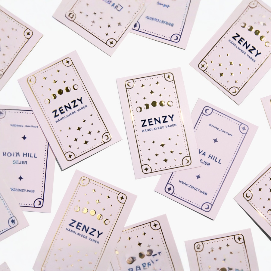 Et visitkort med hævet folie, der reklamerer for en butik.