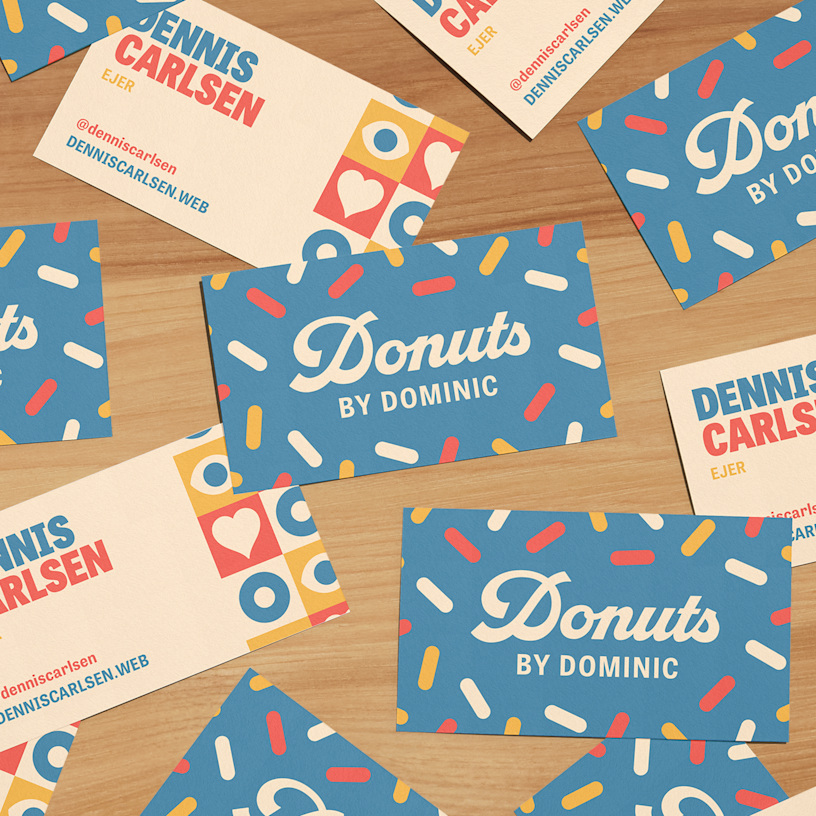 Design til for- og bagside af flere genbrugte, matte visitkort til en donutbutik.