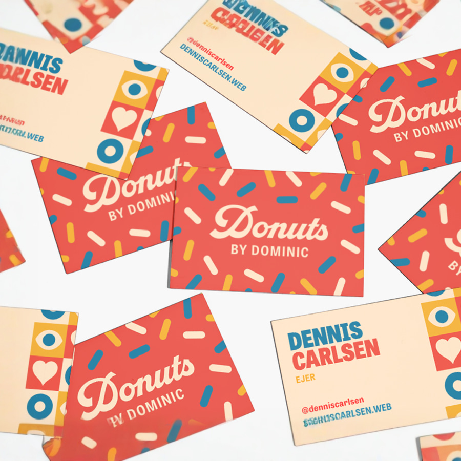 Designs til for- og bagside af flere trelagsvisitkort til en donutbutik.