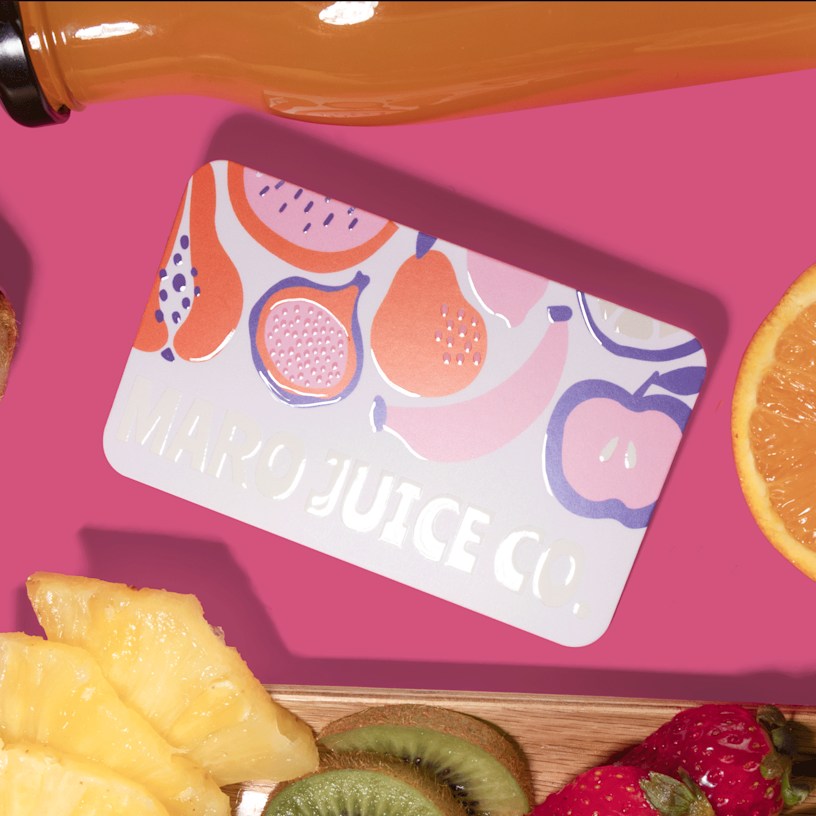 Et visitkort til et juicefirma, med afrundede hjørner og relieftryk.