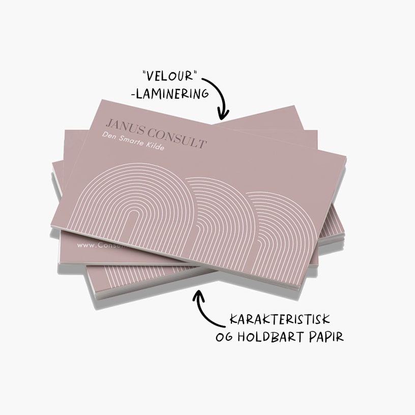 En stak soft touch-visitkort fra en konsulentvirksomhed med en bemærkning om, at de er lavet af karakteristisk, holdbart papir og også har en ”fløjlsagtig” laminering.