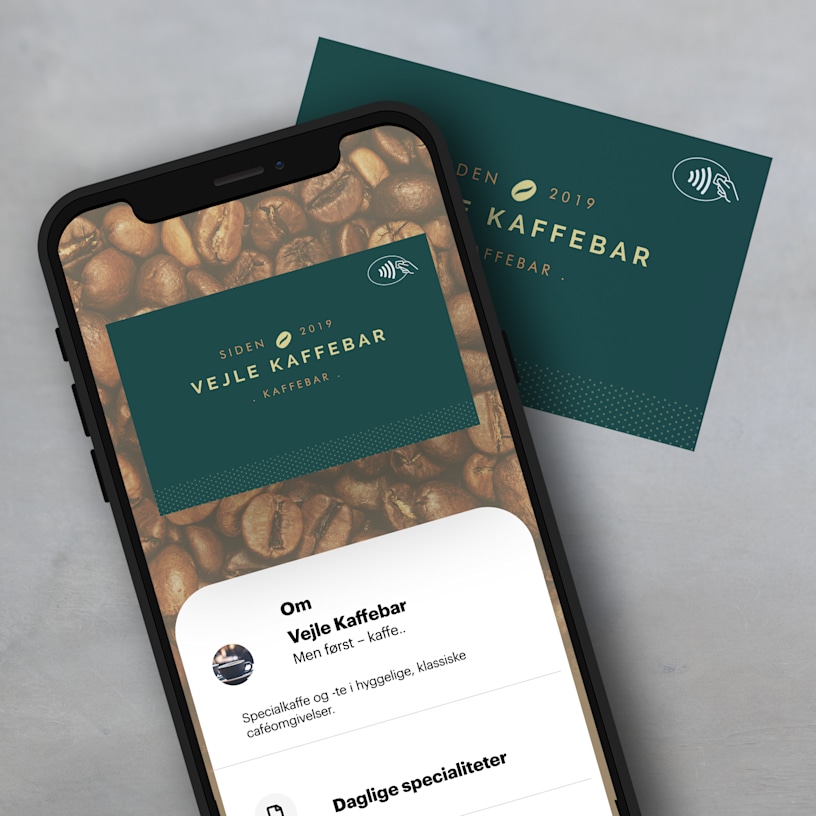 QR-koden til en kaffebar vises både fysisk og digitalt på en mobiltelefon.