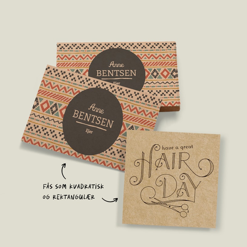 Der vises to design af visitkort i kraftpapir til en frisør: et kort i standardstørrelse og et andet kvadratisk design. En fælles note angiver, at begge designs fås i kvadratiske og rektangulære formater.