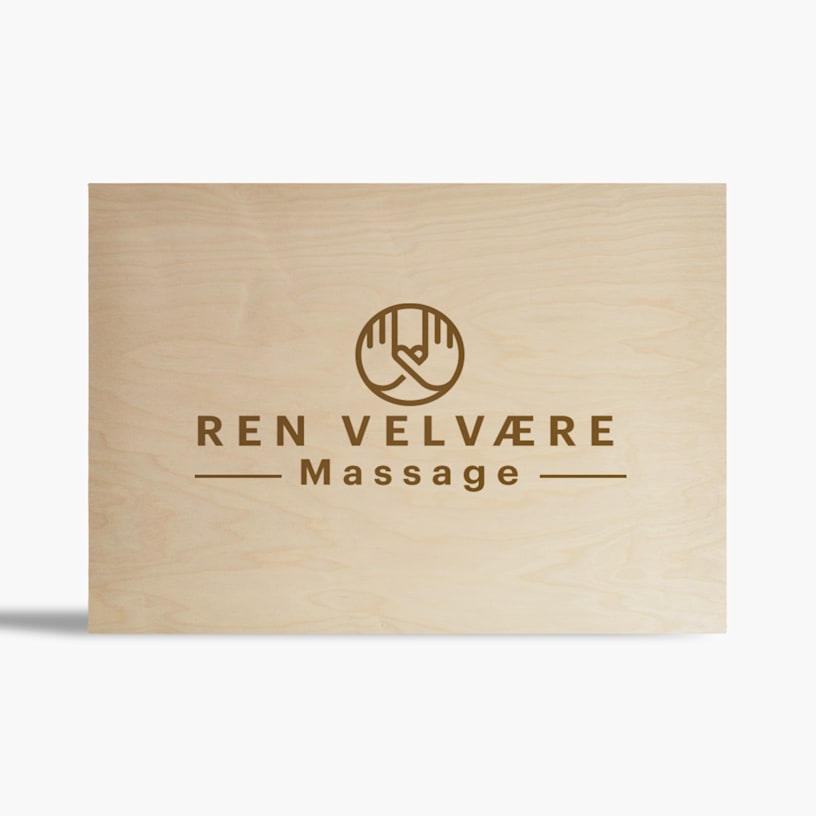 En fotoblok i træ tilpasset med en massagekliniks navn og logo. 