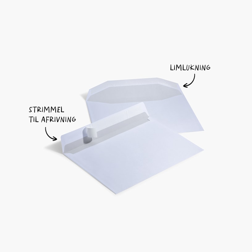 Nærbillede af en hvid rudekuvert med en delvist aftaget klæbestrimmel, der viser beskyttelsesstrimlen, der kan rives af til forsegling.
