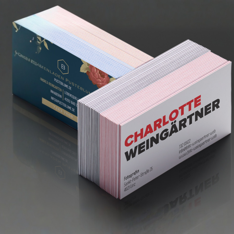 Zwei Stapel Multiloft-Visitenkarten mit Farbkern für zwei verschiedene Unternehmen.