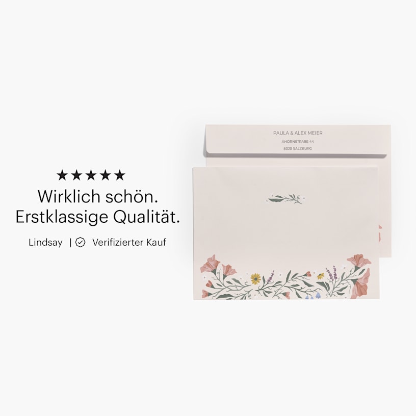 Die Vorder- und Rückseite eines Umschlags mit Blumenmotiv, aufgedruckten Empfänger- und Absenderadressen und einer Kundenbewertung: „Wirklich schön. Erstklassige Qualität.“ 