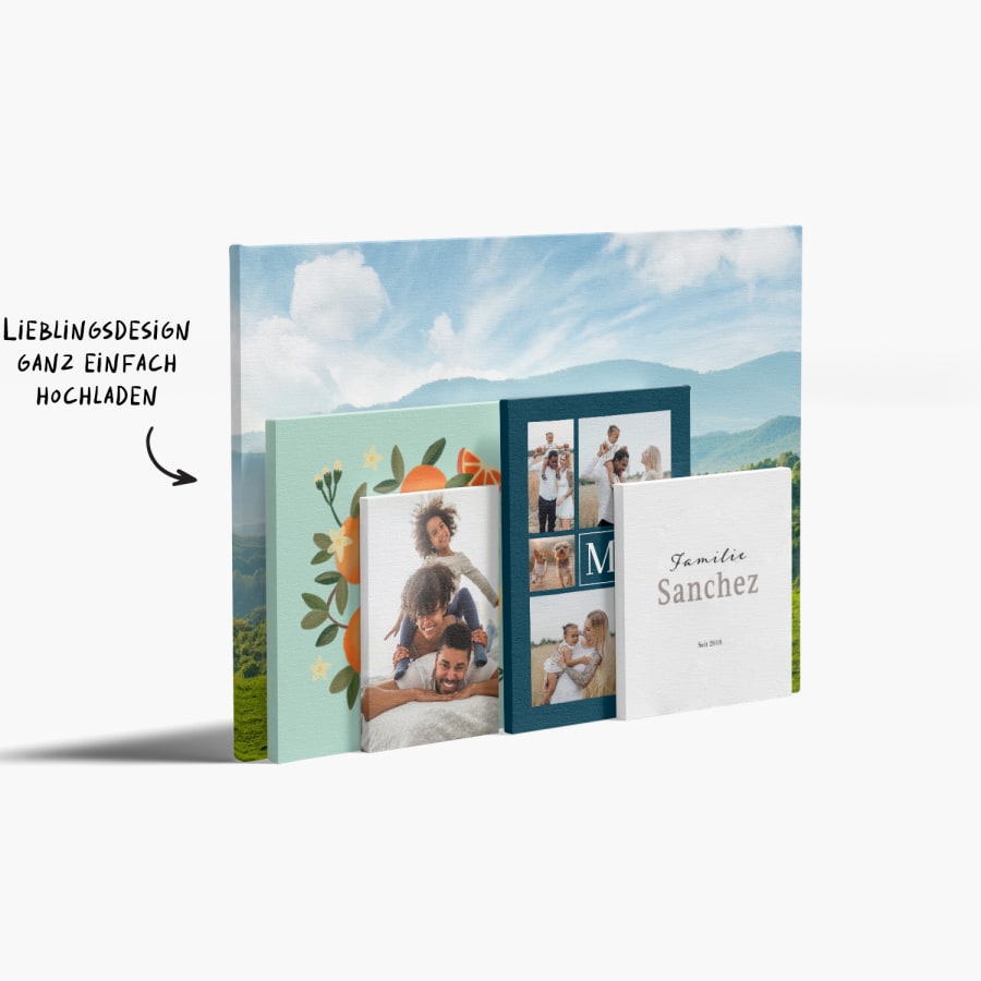 Mit verschiedenen Motiven bedruckte Fotoleinwände in unterschiedlichen Größen samt Hinweis zur Nutzung eigener Motive. 