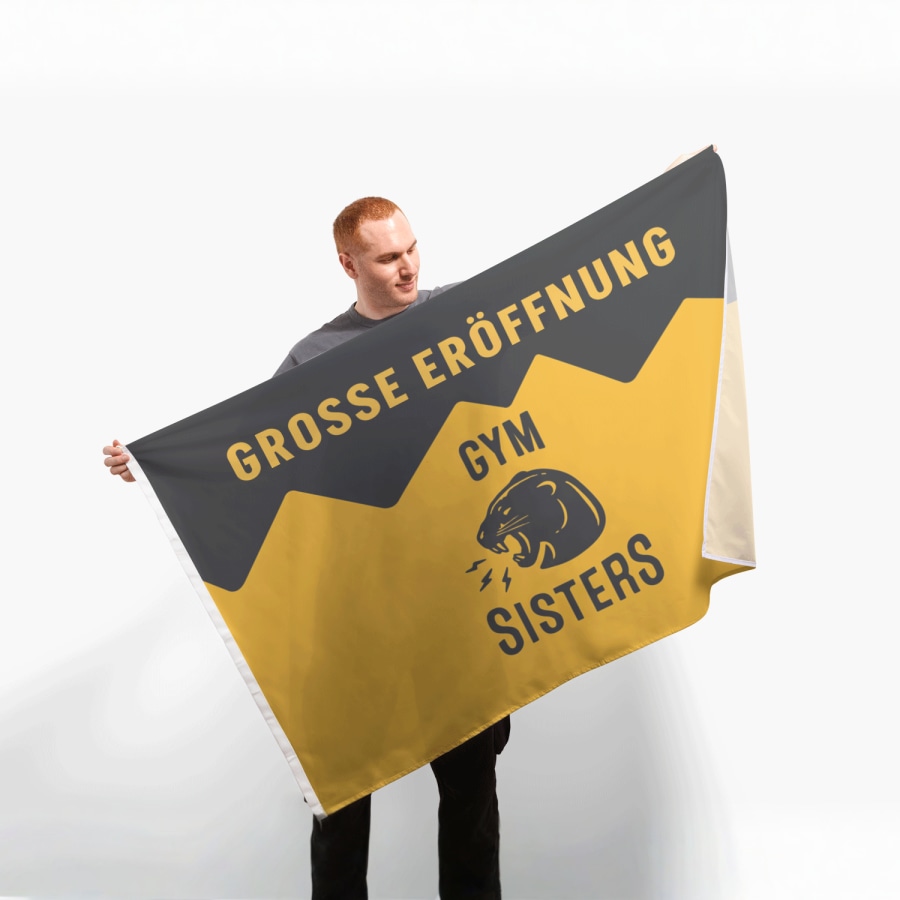 Ein Mann trägt eine Flagge zur Eröffnung seines Fitnessstudios.