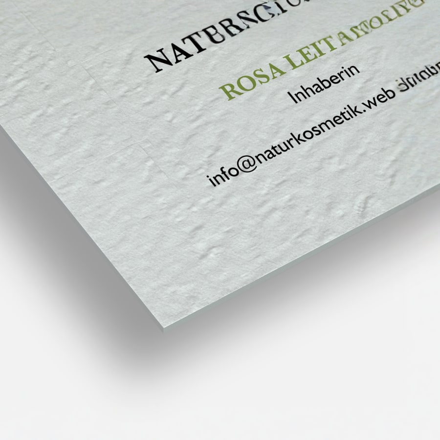 Eine Nahaufnahme von Visitenkarten mit Strukturpapier, deren rechtwinklige Ecken und texturiertes Papier besonders zur Geltung kommen.