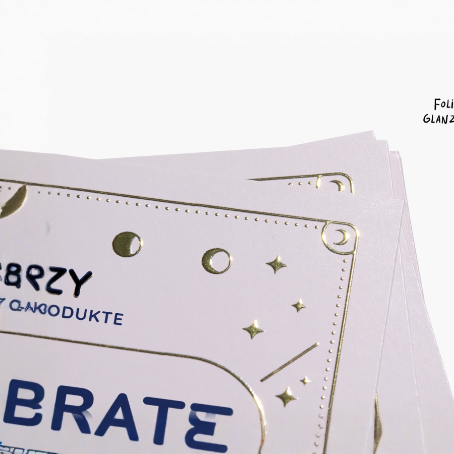 Eine Nahaufnahme einer Visitenkarte mit goldener Folienprägung für Logo und Text.