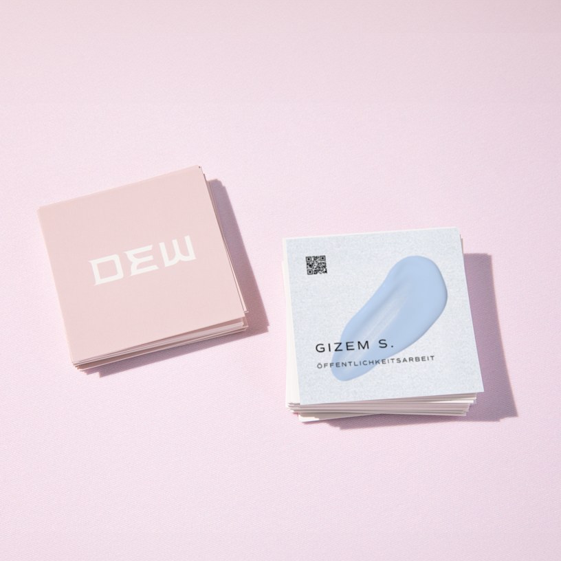 Vorder- und Rückseitenansicht quadratischer Visitenkarten für einen PR-Berater.