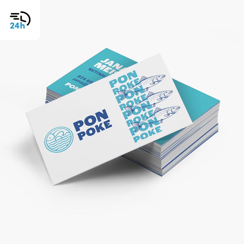 Ein Stapel Visitenkarten mit Lieferung am nächsten Tag für ein Poke-Restaurant; daneben ein 24-Stunden-Symbol, das die schnelle Lieferung verdeutlicht.