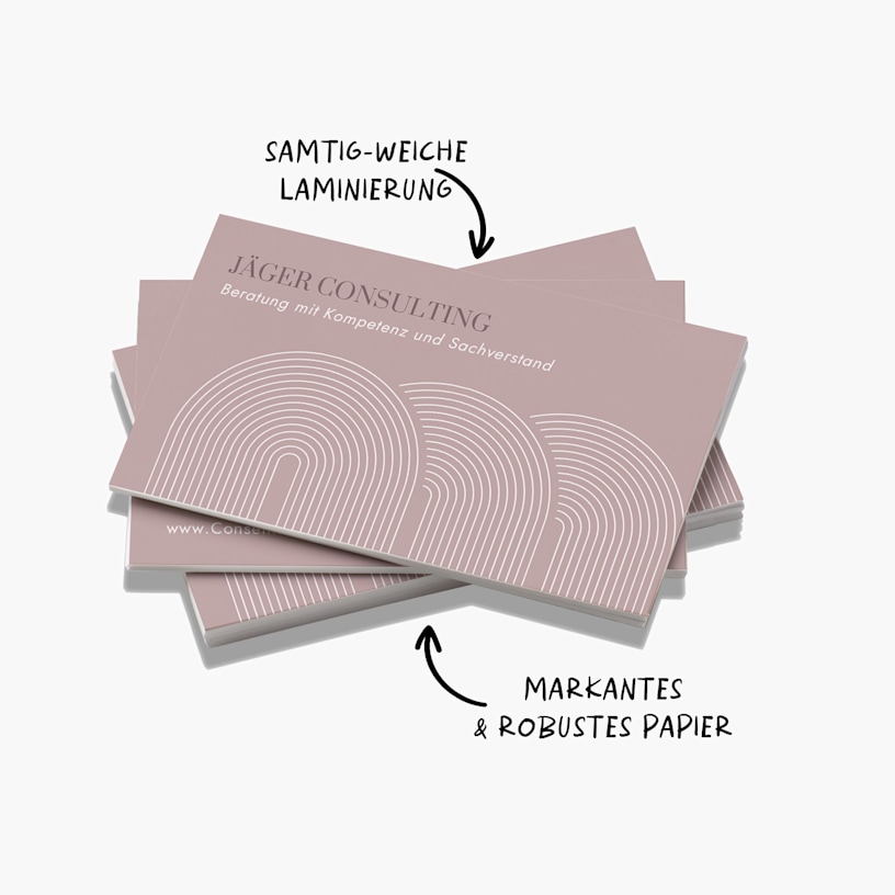 Ein Stapel Soft-Touch-Visitenkarten für eine Unternehmensberatung mit dem Hinweis, dass die Karten aus markantem, robustem Papier bestehen und eine samtig-weiche Laminierung aufweisen.