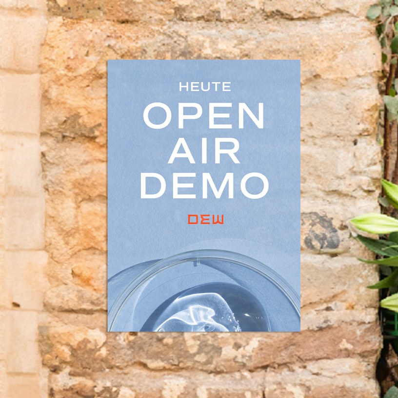 Frau hängt Allwetterplakat an Fenster