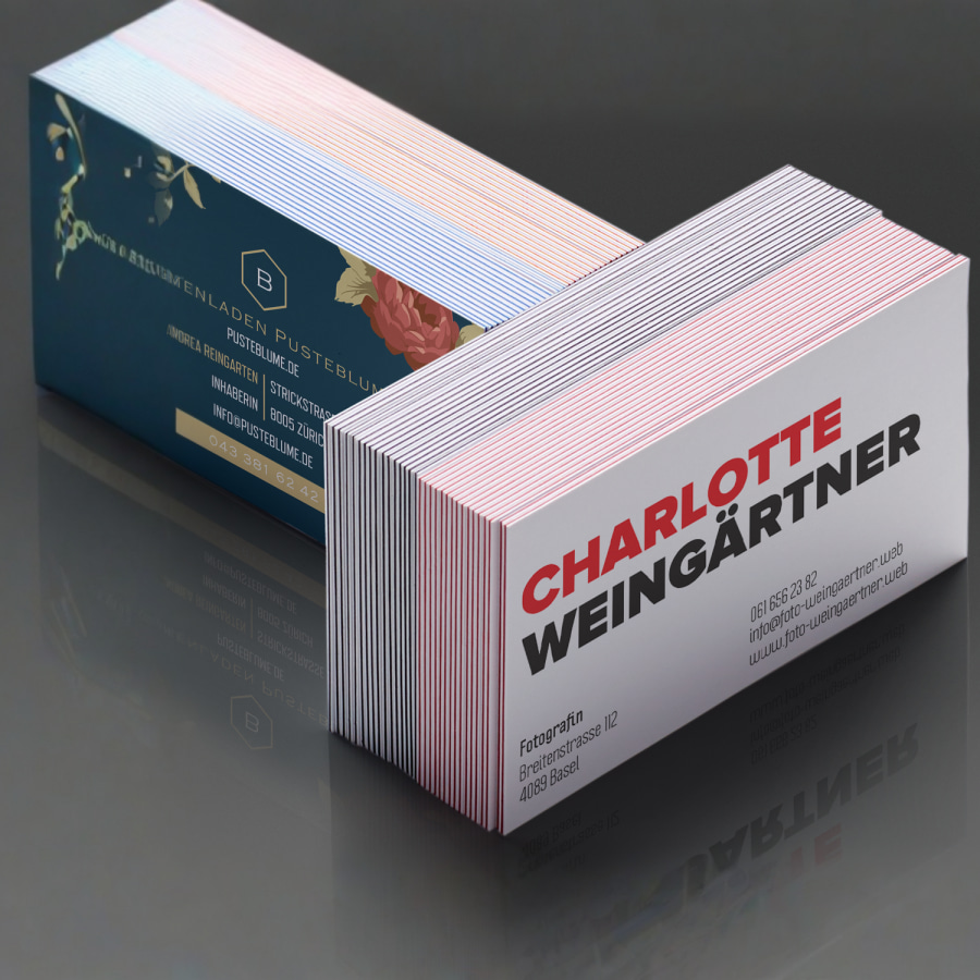 Zwei Stapel Multiloft-Visitenkarten mit Farbkern für zwei verschiedene Unternehmen.