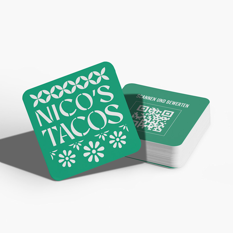 Quadratische Visitenkarten eines Taco-Restaurants mit abgerundeten Ecken und bedruckter Vorder- und Rückseite (samt QR-Code).