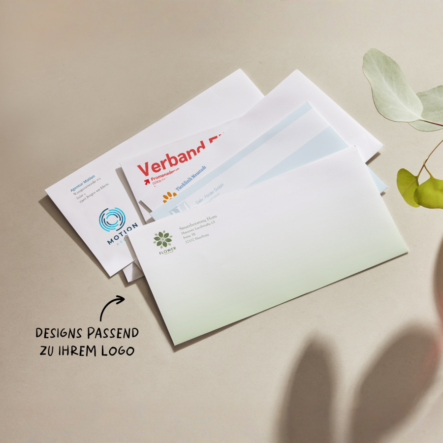 Einige Umschläge im DIN-lang-Format mit den Designs verschiedener Unternehmen und dem Hinweis, dass es Designs gibt, bei denen das Logo im Mittelpunkt steht.