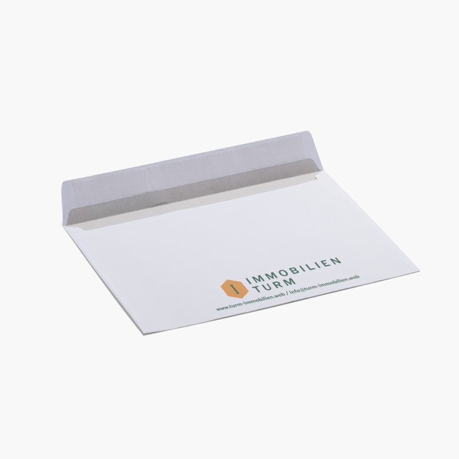 Ein geöffneter Briefumschlag, der auf der Rückseite mit dem Firmenlogo und der Webadresse bedruckt ist.