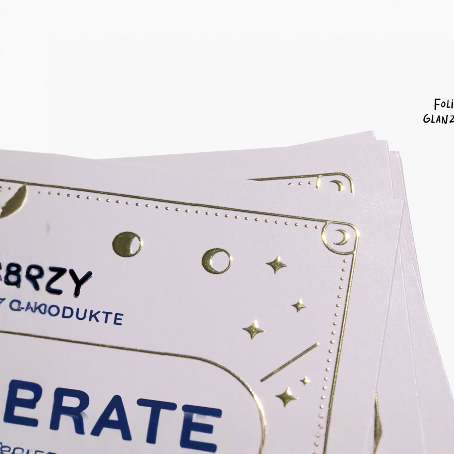 Eine Nahaufnahme einer Visitenkarte mit goldener Folienprägung für Logo und Text.