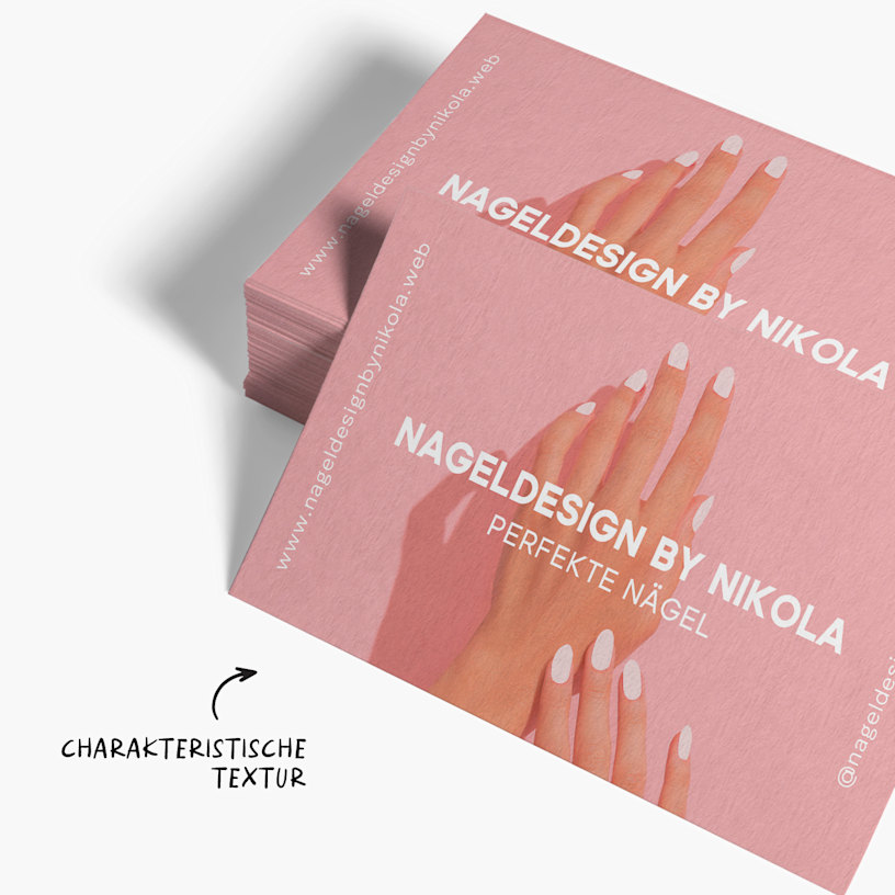 Ein Stapel Bambuspapier-Visitenkarten für ein Nagelstudio; daneben ein Hinweis auf die besondere Bambustextur.