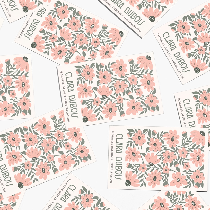 Mehrere Soft-Touch-Visitenkarten für eine Floristin namens Clara Dubois.