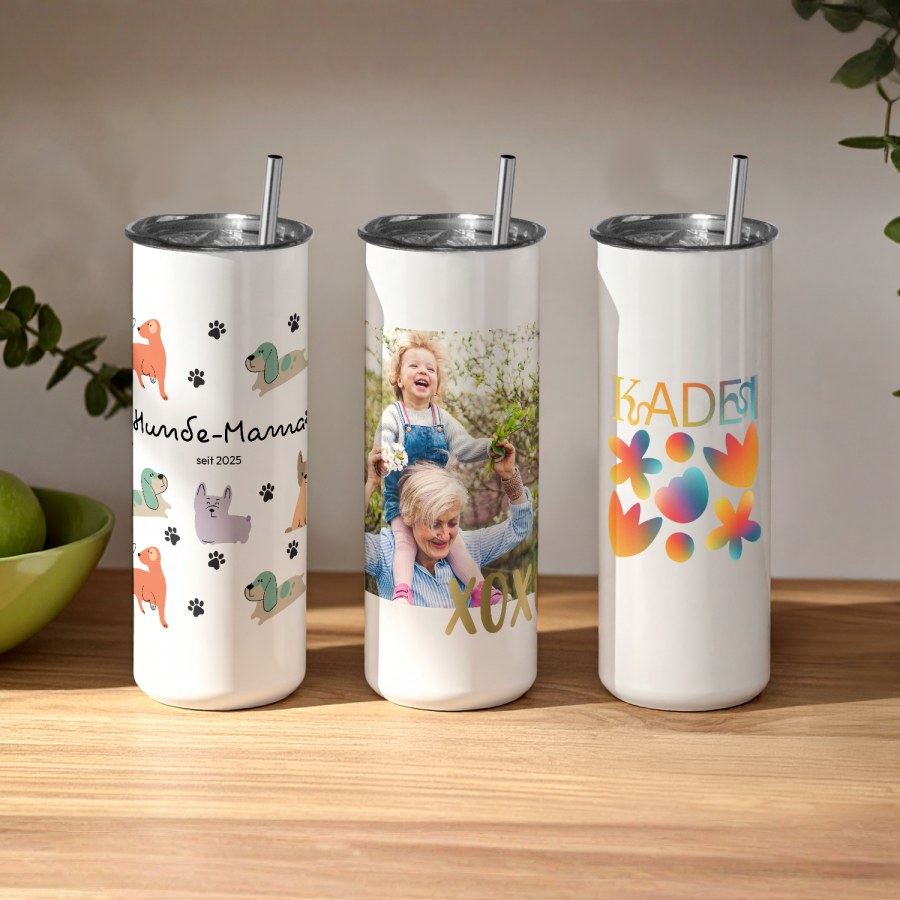 Drei personalisierte Thermobecher: einer mit Hundebildchen, einer mit einem Familienfoto und einer mit einem Firmennamen. 
