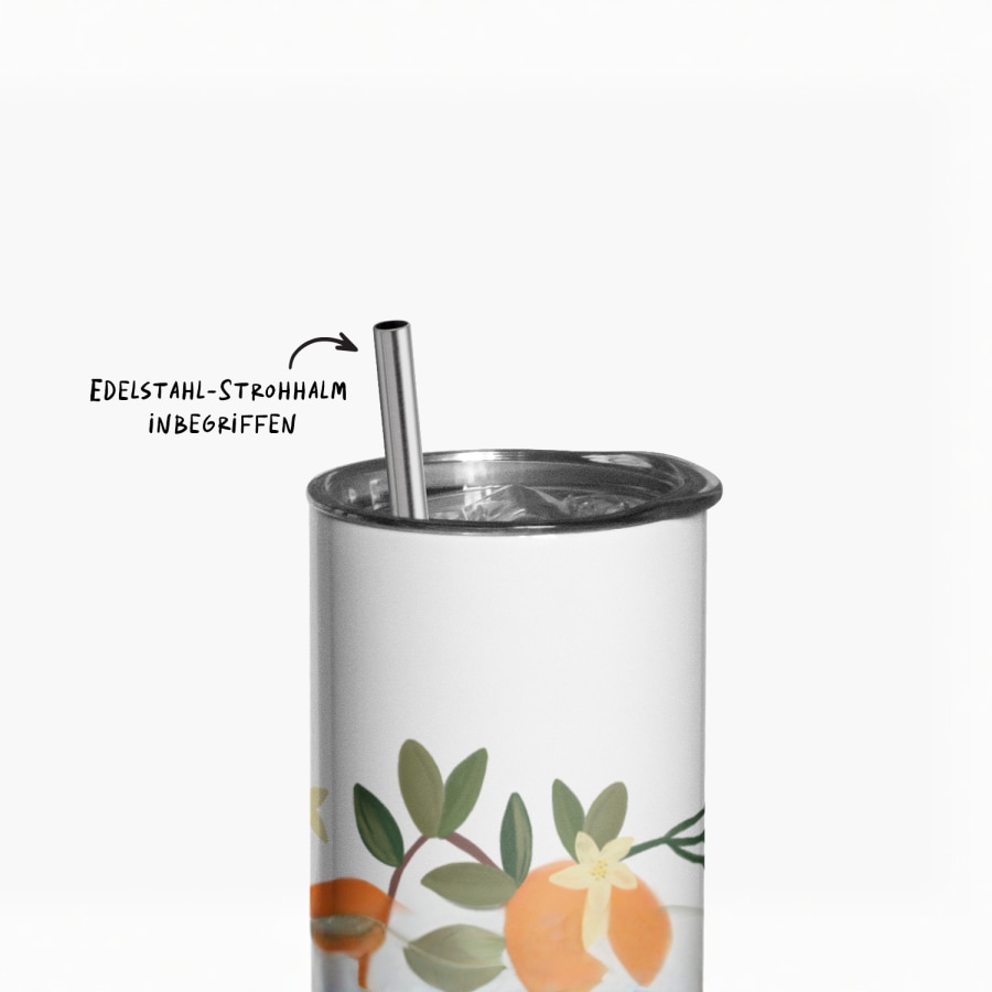 Ein personalisierter Thermobecher mit einem Hinweis daneben, der darüber informiert, dass der Edelstahl-Trinkhalm inbegriffen ist. 