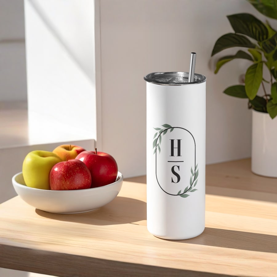 Ein personalisierter Thermobecher mit einem Monogramm. 