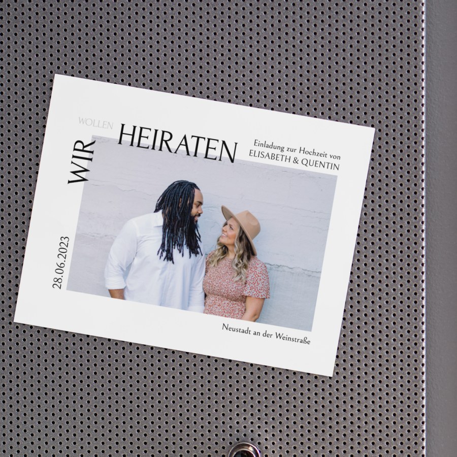 Eine magnetische Save-the-Date-Karte mit dem Foto eines Paares. 