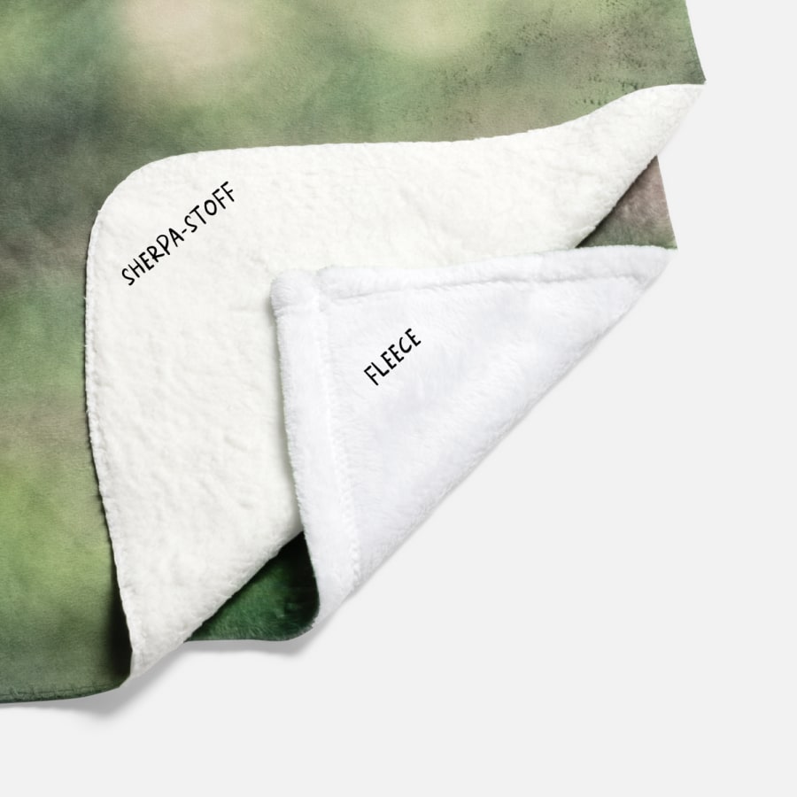 Zwei personalisierte Decken: die eine aus Sherpa-Stoff und die andere aus Fleece.