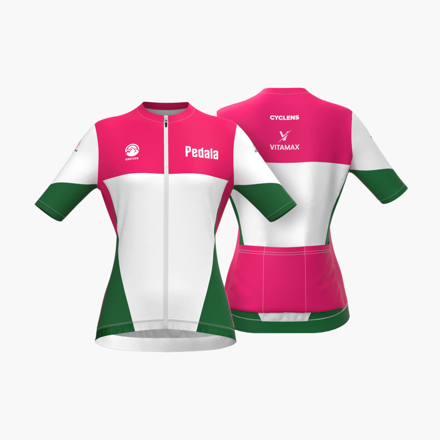 Aufnahmen eines Mannequins von vorne und hinten, das ein Damen-Fahrradtrikot mit Vollflächendruck der Marke Pedala und Sponsorenwerbung für Fahrradbrillen und Ernährungsprodukte trägt.