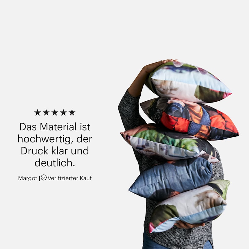 Eine Person trägt einen Stapel Fotokissen. Eine Kundenrezension, die lautet: „Das Material ist hochwertig, der Druck klar und deutlich.“
