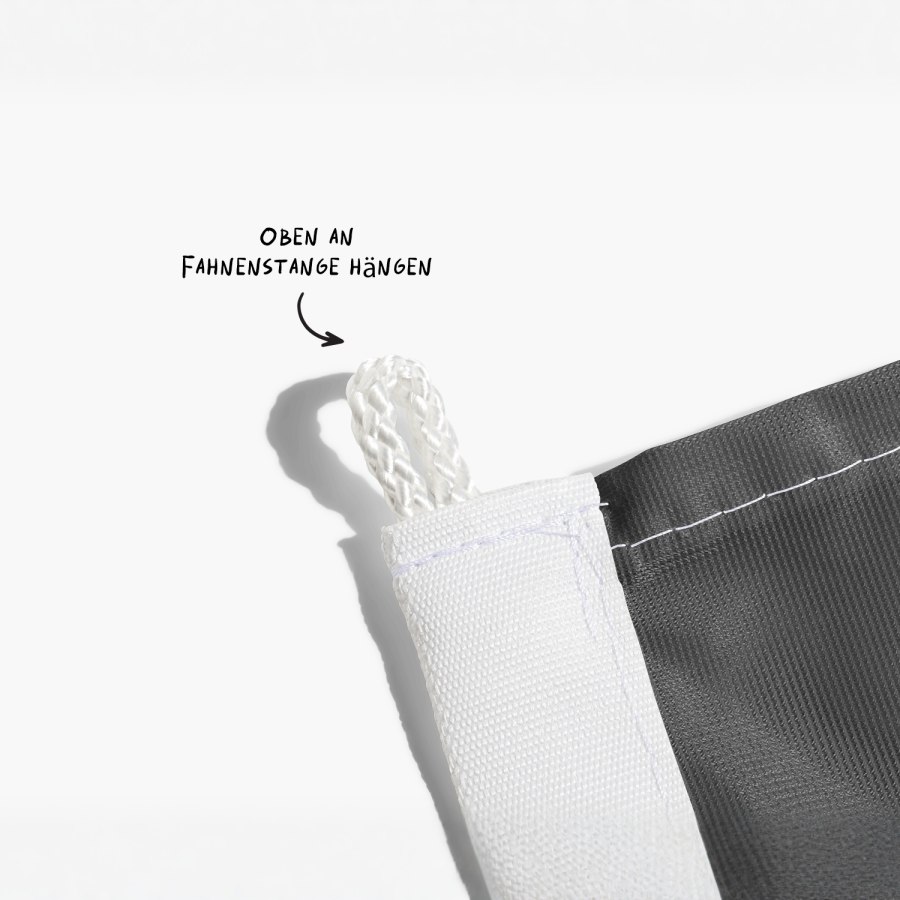 Nahaufnahme der oberen Schnurschlaufe einer Flagge mit dem Hinweis, sie an der Fahnenstange zu befestigten.