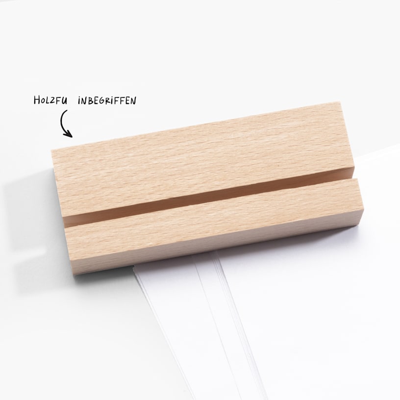 Ein Holzständer mit Aussparung für die Fotokachel; dazu die Notiz, dass beim Kauf der Fotokachel der Ständer zum Aufstellen inklusive ist. 