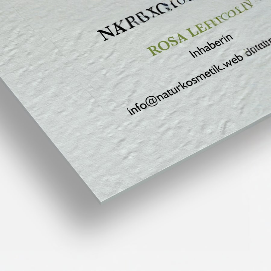 Eine Nahaufnahme von Visitenkarten mit Strukturpapier, deren rechtwinklige Ecken und texturiertes Papier besonders zur Geltung kommen.