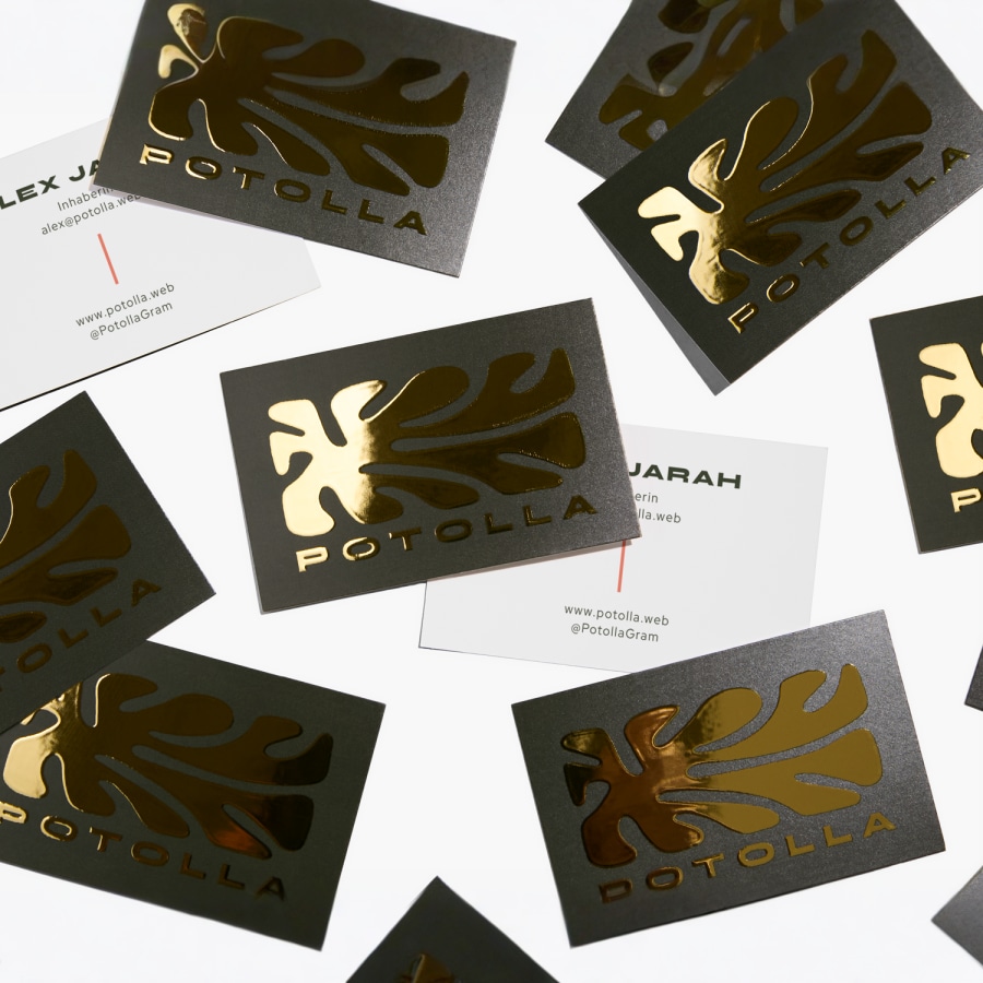 Designs für Vorder- und Rückseite verschiedener Visitenkarten mit Folienprägung für ein Keramikstudio.